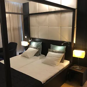 Hotel The 5, Brujas
