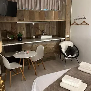 Bed and breakfast Ruime Luxe In Centrum Met Badkamer!, Brujas